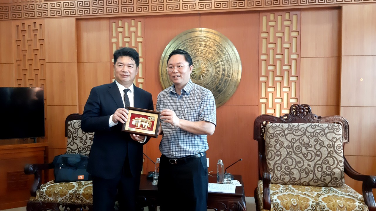 Chủ tịch UBND tỉnh Lê Trí Thanh tiếp xã giao Chủ nhiệm Văn phòng Kinh tế và Văn hóa Đài Bắc tại TP. Hồ Chí Minh
